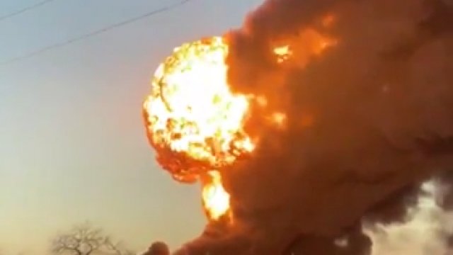 Zderzenie pociągu z ciężarówką powoduje eksplozję