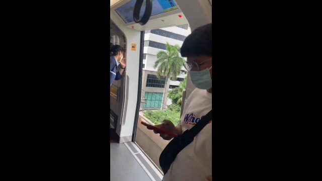 Drzwi otwierają się podczas jazdy pociągiem przez Bangkok [WIDEO]