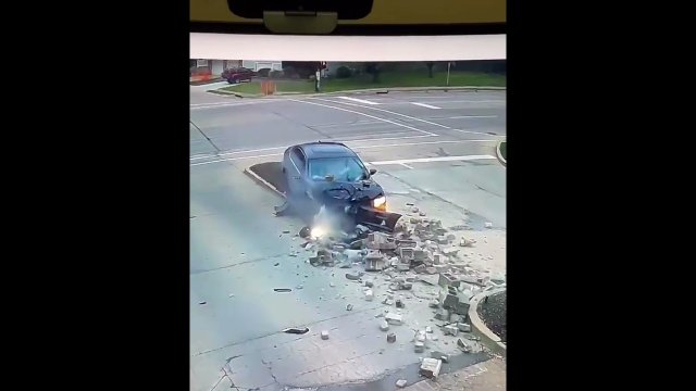 Nastolatka rozbiła samochód i... uciekła!
