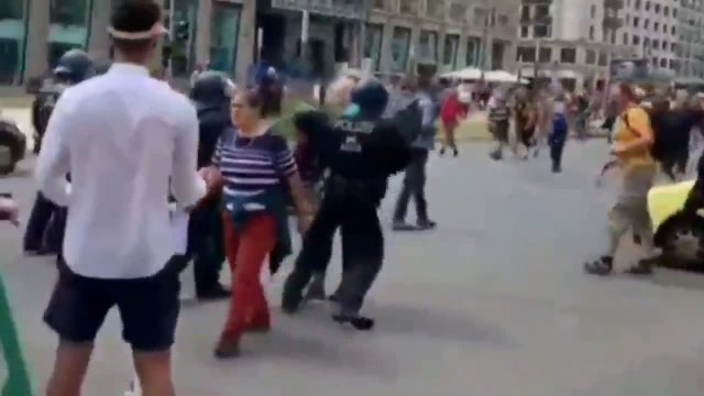 Niemiecka policja - policja brutalnie powala na ziemię, także kobiety.