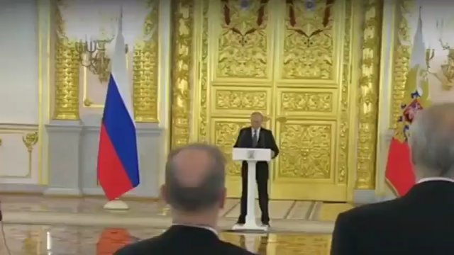 Putin czekał na oklaski, gdy skończył mówić, ale się nie doczekał.
