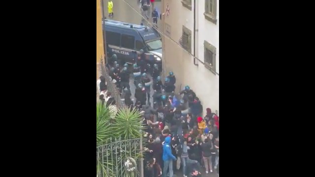 Włoska policja spałowała protestującą propalestyńską młodzież [WIDEO]