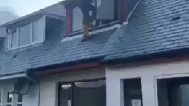 Facet zeskakuje z dachu i od razu łamie nogi