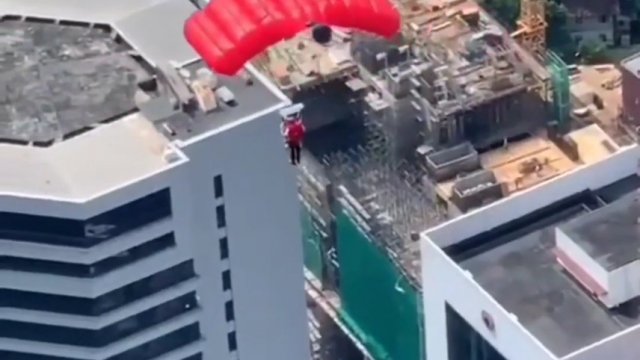 Niesamowity skok ze spadochronem