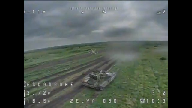 Ukraińcy z delikatną pomocą drona kamikadze eliminują rosyjski czołg T-72