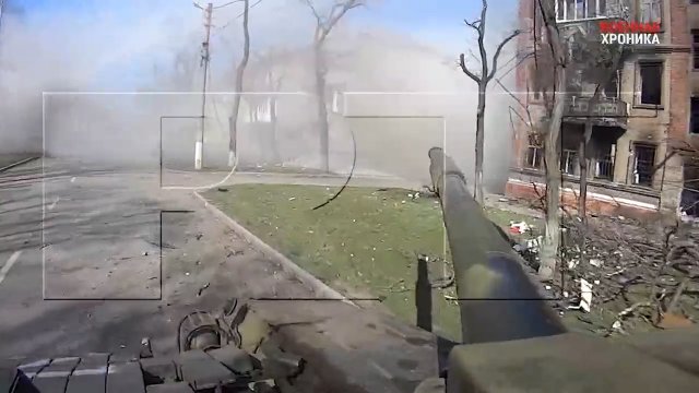 Widok z rosyjskiego czołgu w trakcie ostrzału budynków mieszkalnych