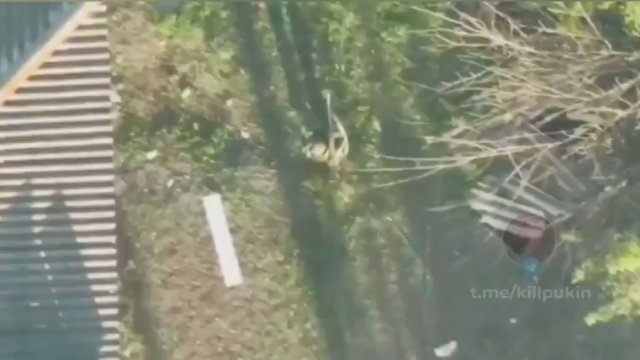 Rosyjski żołnierz oddał strzał z granatnika, po czym został trafiony przez drona