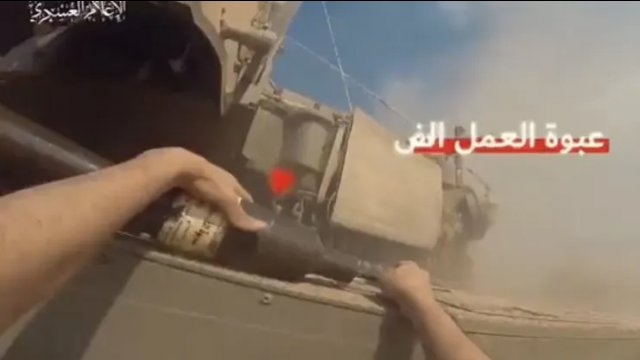 Bojownik Hamasu vs izraelski czołg Merkava. Podbiegł i podłożył granat przeciwpancerny! [WIDEO]