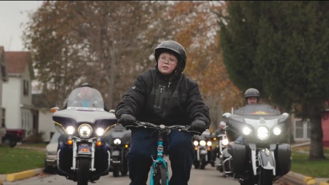 50 motocyklistów eskortuje chłopaka do szkoły, żeby wysłać sygnał do znęcających się nad nim [WIDEO]