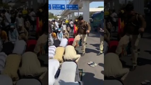 Policjant w Indiach skopał tyłki modlących się na ulicy muzułmanów [WIDEO]