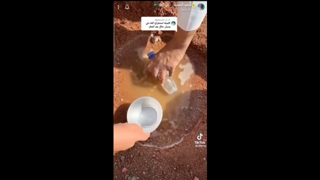 Ludzie piją naturalnie przefiltrowaną wodę deszczową na Pustyni Arabskiej