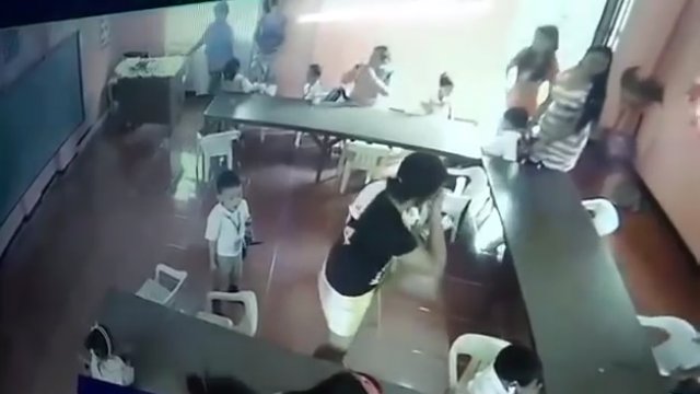 Zmęczony uczeń myli krzesło z plecakiem