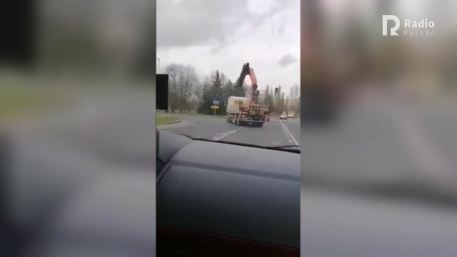 Kierowca ciężarówki zniszczył dźwigiem wiadukt w Koszalinie