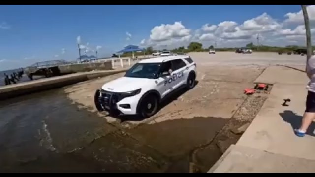 Policja dała mu mandat za... pływanie zdalnie sterowaną łódką [VIDEO]