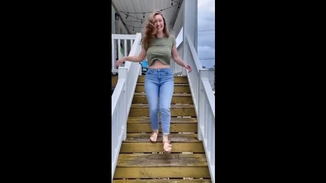 Dziewczyna przeprowadziła na schodach test staników