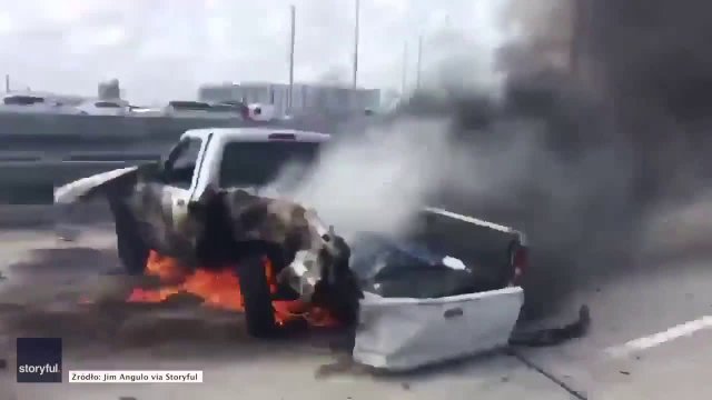 Facet uratował kierowcę, który utknął w płonącym aucie