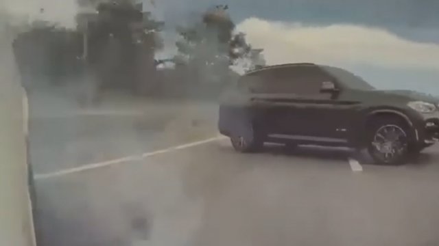 Kierowca jadący BMW próbował przecisnąć się między dwoma pojazdami