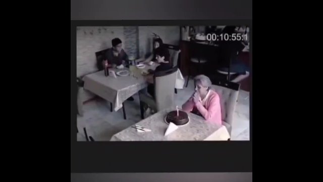 Ta pani świętuje swoje urodziny samotnie w kawiarni, a potem dołączyli do niej inni klienci