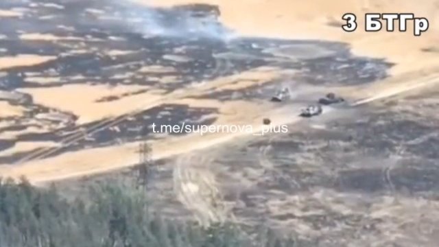 Rosyjski transporter próbuje ominąć uszkodzone pojazdy i wjeżdża na minę