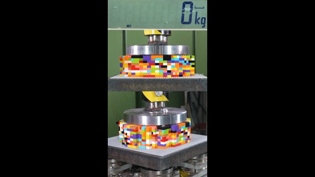 Prasa hydrauliczna vs LEGO. Zobacz, jak wiele są w stanie wytrzymać te klocki