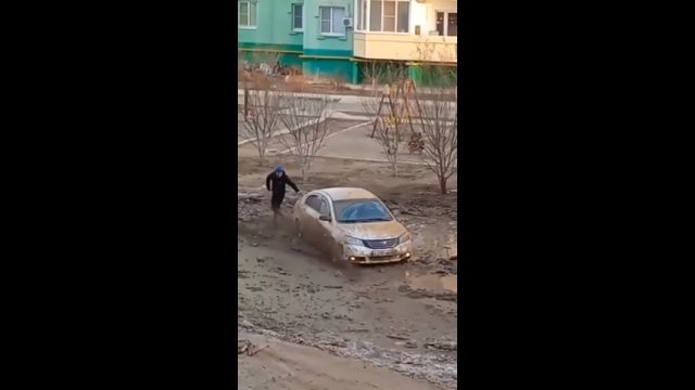 Codzienność w Rosji, czyli kierowca walczy z drogą osiedlową...