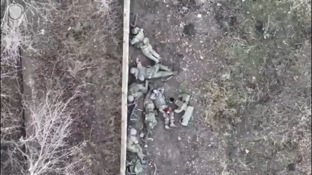 Ukraiński dron zrzuca granat tuż obok rosyjskich żołnierzy ukrywających się za ścianą