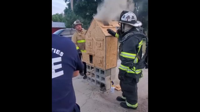 Strażacy pokazali, jak wygląda zjawisko wstecznego ciągu płomieni