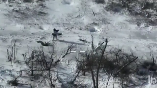 Rosyjski żołnierz oszukał ukraińskiego drona FPV, który próbował go zabić [WIDEO]