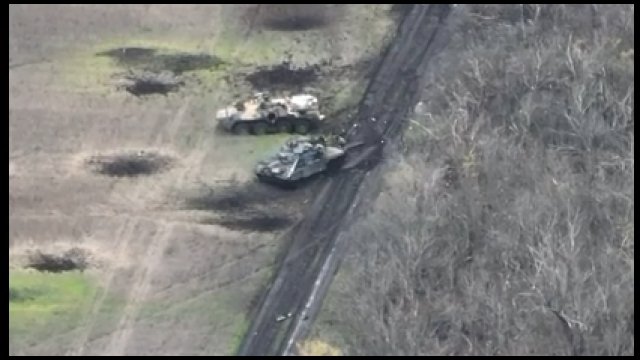 Rosyjski czołg trafiony. Rosyjski żołnierz został odrzucony na kilkanaście metrów