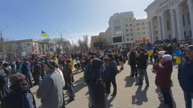 Ludzie protestują i krzyczą „Idź do domu” do rosyjskich żołnierzy w Chersoniu