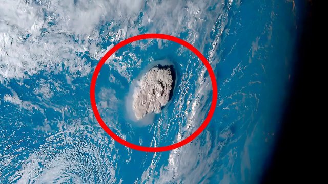 Wybuch wulkanu "Hunga Tonga-Hunga" na południowym Pacyfiku widziany z satelity