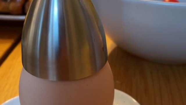 Niesamowity przyrząd do rozbijania jajek