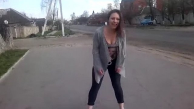 Tańcząca dziewczyna przy drodze kontra zagapiony kierowca