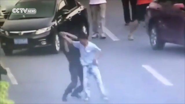 Chińska policjantka z oddziału specjalnego skutecznie rozbraja nożownika [WIDEO]