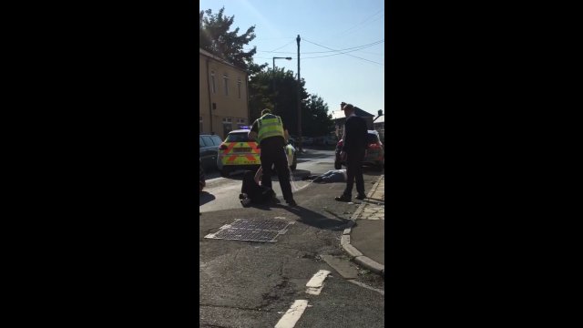 Brytyjski policjant w pojedynkę poradził sobie z agresorami