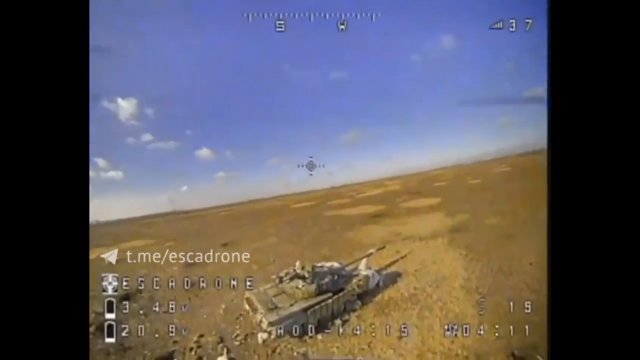 Ukraiński dron wleciał do otwartego włazu rosyjskiego czołgu