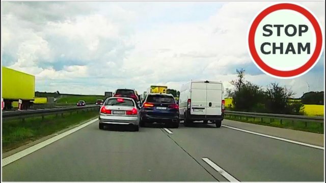 Kierowca BMW wciska się na chama na autostradzie A4