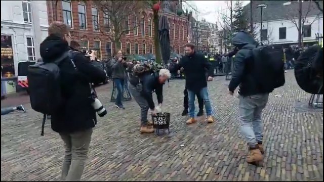 Podpalenie Koranu w Holandii. Ciekawi reakcja policji... [WIDEO]