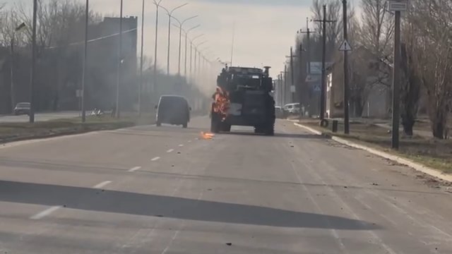 Berdiańsk. Przejeżdżający samochód rzuca koktajlem mołotowa w pojazd okupanta rosyjskiego