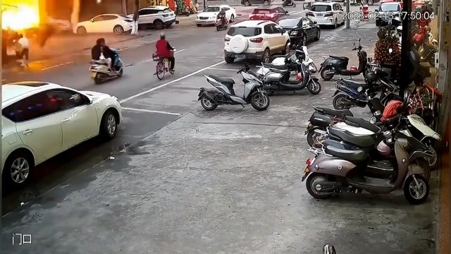 Potężny wybuch w chińskiej restauracji. Przejeżdżający obok motocyklista aż spadł z pojazdu
