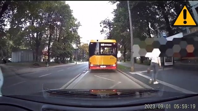Kobieta nie zdążyła dobiec do autobusu. Kierowca postanowił jej pomóc [WIDEO]