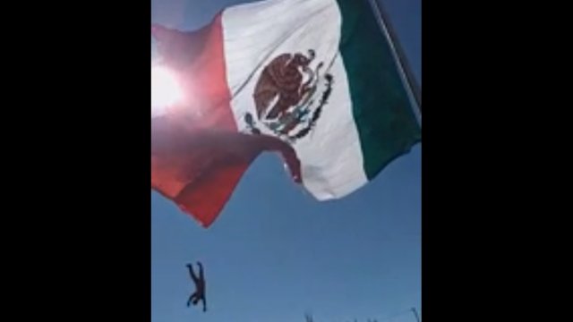 Żołnierz zostaje złapany przez gigantyczną meksykańską flagę