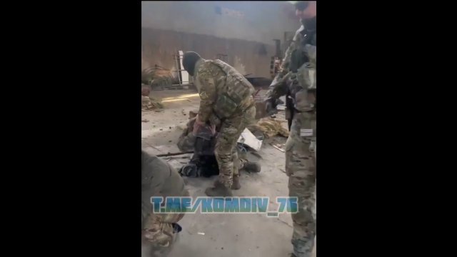 Rosyjscy żołnierze znęcają się nad ukraińskimi jeńcami, wykonując pozorowane egzekucje [WIDEO]