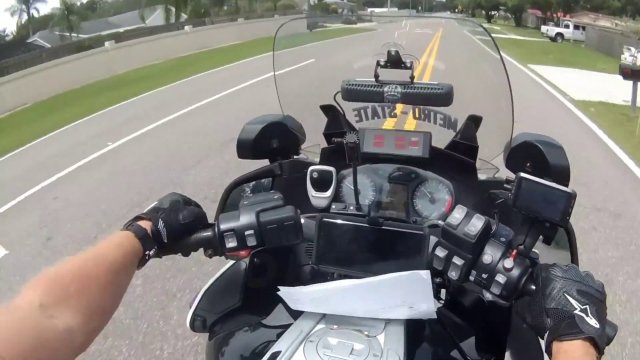Facet na Florydzie udawał agresywnego policjanta w oparciu o absurdalne prawo