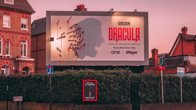 Billboard promujący serial "Dracula", który przeraża, gdy zapada zmrok
