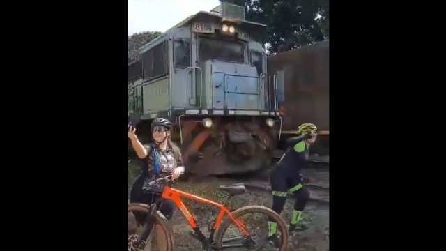 Bezmyślna rowerzystka robiła zdjęcie z pociągiem. Nie pomyślała, że stoi za blisko...