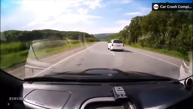 Kierowca spanikował, gdy samochód jadący przed nim omijał dziurę