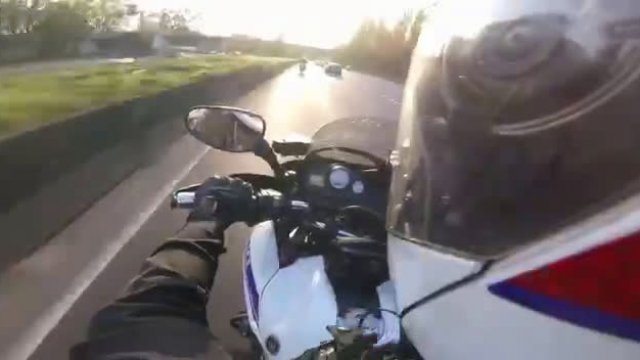 Pościg między skuterem TMAX a motocyklistami policyjnymi