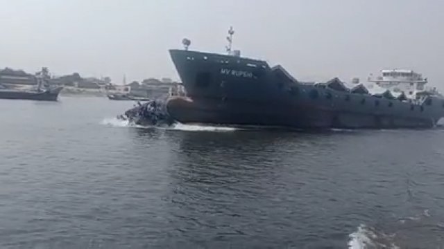 Prom pasażerski został zepchnięty i zatopiony przez duży statek w Bangladeszu