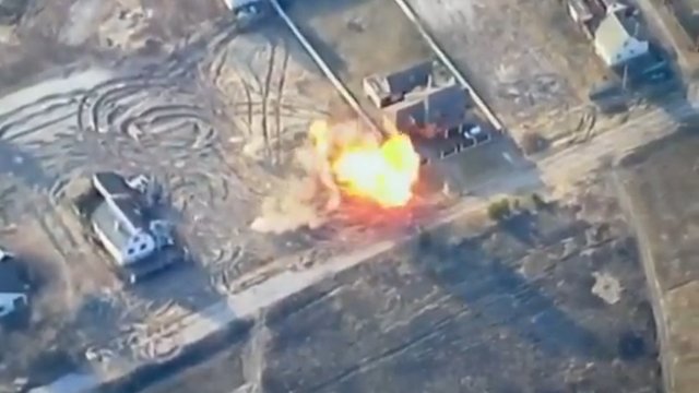 Rosyjski czołg idealnie trafiony przez siły ukraińskie